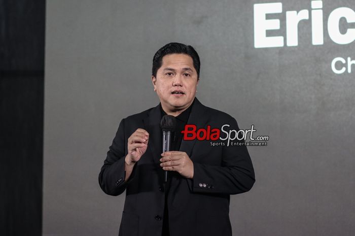 Ketua Umum PSSI, Erick Thohir, saat memberikan keterangan awak media di Ganara Art Space, FX Sudirman, Jakarta, Senin (22/1/2024).