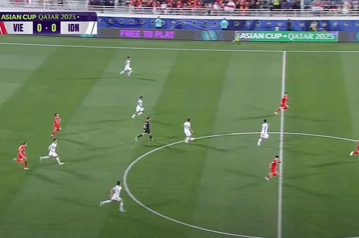 Egy Maulana Vikri saat lambat menggiring bola dalam suatu momen laga timnas Indonesia vs Vietnam di Piala Asia 2023. 
