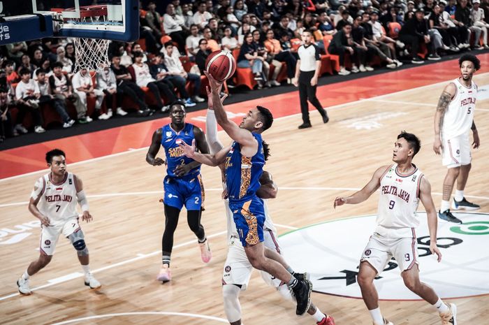 Suasana pertandingan di IBL 2024 antara Satria Muda dan Pelita Jaya.