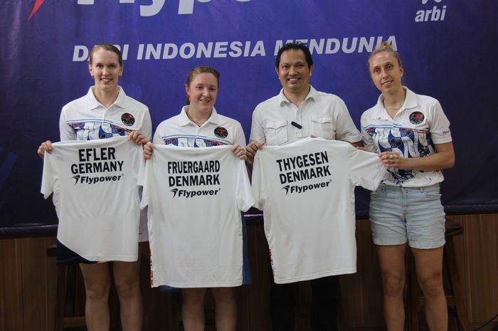 Mantan pebulu tangkis tunggal putra Indonesia dan pemilik Flypower, Harijanto Arbi bersama Mia Blichfeldt  (paling kiri) dan ganda putri Denmark, Sara Thygesen/Maiken Fruergaard dalam penandatanganan kerjasama di Jakarta, Senin (22/1/2024).