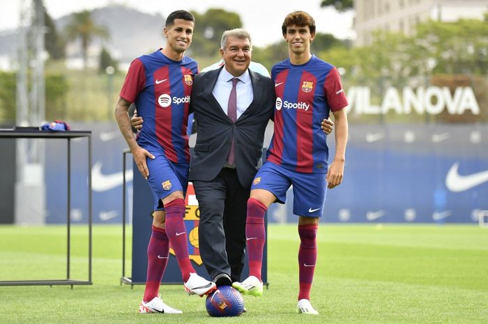 Dua kompatriot Cristiano Ronaldo, Joao Cancelo (kiri) dan Joao Felix berpose dengan Presiden Barcelona, Joan Laporta.