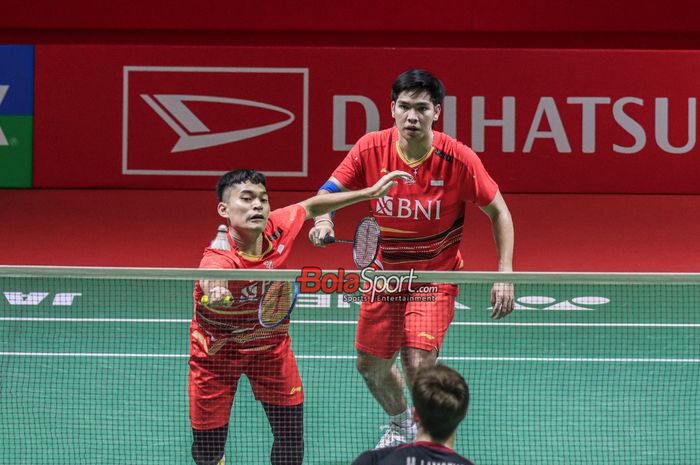 Atlet bulu tangkis ganda putra Indonesia, Leo Rolly Carnando (kiri) dan Daniel Marthin (kanan), sedang bertanding dalam laga Indonesia Masters 2024 di Istora, Senayan, Jakarta, Selasa (23/1/2024).