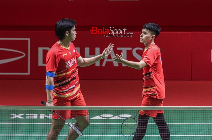 Atlet bulu tangkis ganda putra Indonesia, Leo Rolly Carnando (kanan) dan Daniel Marthin (kiri), sedang bertanding dalam laga Indonesia Masters 2024 di Istora, Senayan, Jakarta, Selasa (23/1/2024).