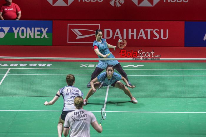 Atlet bulu tangkis ganda putri Indonesia, Lanny Tria Mayasari (kanan) dan Ribka Sugiarto (kiri), sedang bertanding dalam laga Indonesia Masters 2024 di Istora, Senayan, Jakarta, Selasa (23/1/2024).