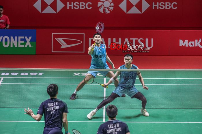 Atlet bulu tangkis ganda putra Indonesia, Fajar Alfian (kiri) dan Muhammad Rian Ardianto (kanan), sedang bertanding dalam laga Indonesia Masters 2024 di Istora, Senayan, Jakarta, Selasa (23/1/2024).