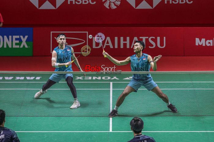 Atlet bulu tangkis ganda putra Indonesia, Fajar Alfian (kanan) dan Muhammad Rian Ardianto (kiri), sedang bertanding dalam laga Indonesia Masters 2024 di Istora, Senayan, Jakarta, Selasa (23/1/2024).