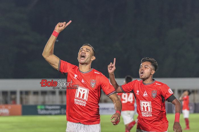 Alwi Slamat (kanan) melakukan selebrasi dengan Jose Wilkson yang mampu mencetak gol dalam laga babak 12 besar Grup Y Liga 2 2023-2024 antara Malut United versus FC Bekasi City di Stadion Madya, Senayan, Jakarta, Selasa (23/1/2024).