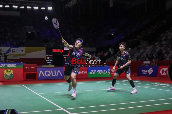 Atlet bulu tangkis ganda putri Indonesia, Apriyani Rahayu dan Siti Fadia Silva Ramadhanti, sedang bertanding dalam laga Indonesia Masters 2024 di Istora, Senayan, Jakarta, Selasa (23/1/2024).