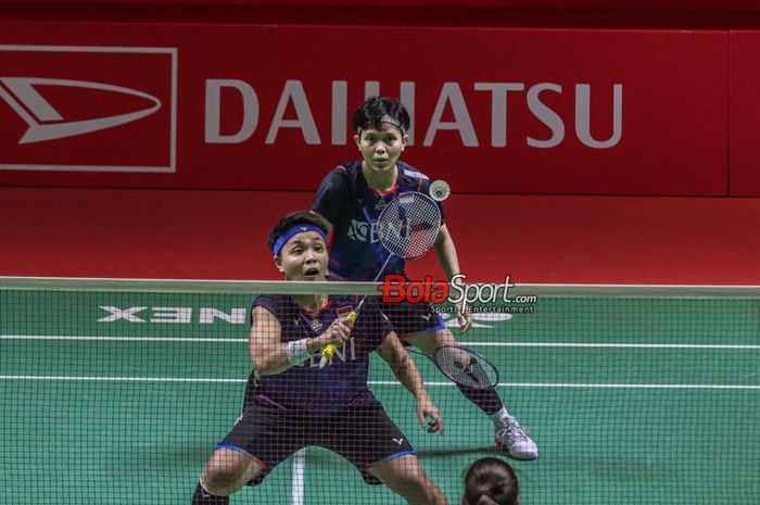 Atlet bulu tangkis ganda putri Indonesia, Apriyani Rahayu dan Siti Fadia Silva Ramadhanti, sedang bertanding dalam laga Indonesia Masters 2024 di Istora, Senayan, Jakarta, Selasa (23/1/2024).