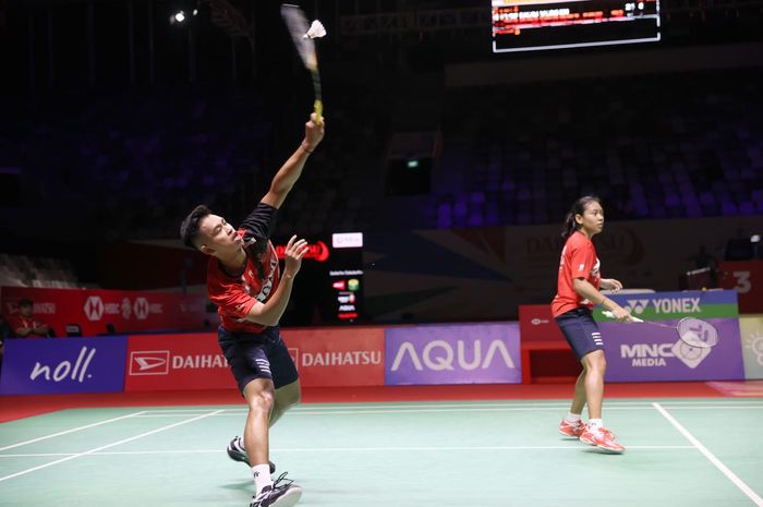 Pasangan ganda campuran Indonesia, Jafar Hidayatullah/Aisyah Salsabila Putri Pranata saat beraksi pada babak kualifikasi Indonesia Masters 2024 di Istora Senayan, Jakarta, Indonesia, Selasa (23/1/2024).