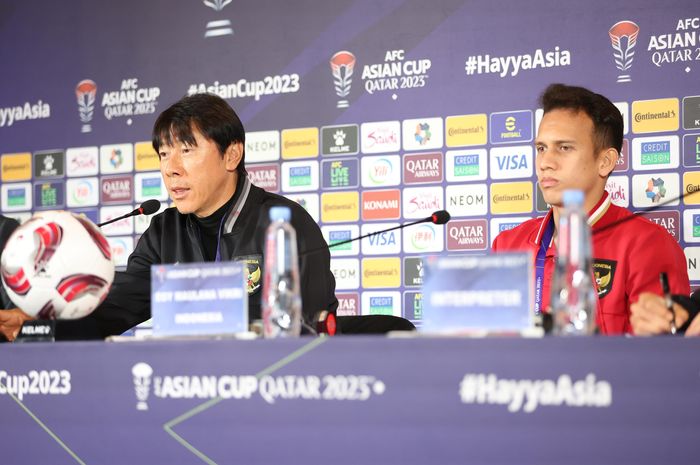 Pelatih timnas Indonesia, Shin Tae-yong, memberikan komentar saat jumpa pers jelang lawan Jepang di Piala Asia 2023.