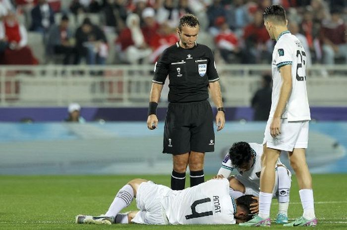 Pemain belakang timnas Indonesia, Jordi Amat terbaring di lapangan setelah mengalami cedera saat pertandingan sepak bola Grup D Piala Asia 2023 antara Vietnam dan Indonesia di Stadion Abdullah bin Khalifa, Doha, pada 19 Januari 2024. 