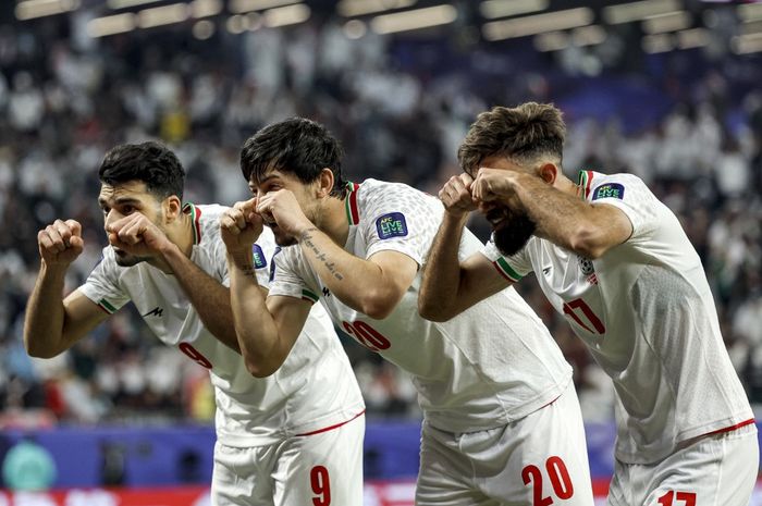 Mehdi Taremi (9) dan rekannya merayakan gol timnas Iran ke gawang Uni Emirat Arab pada duel Piala Asia 2023 di Education City, Al Rayyan (23/1/2024).