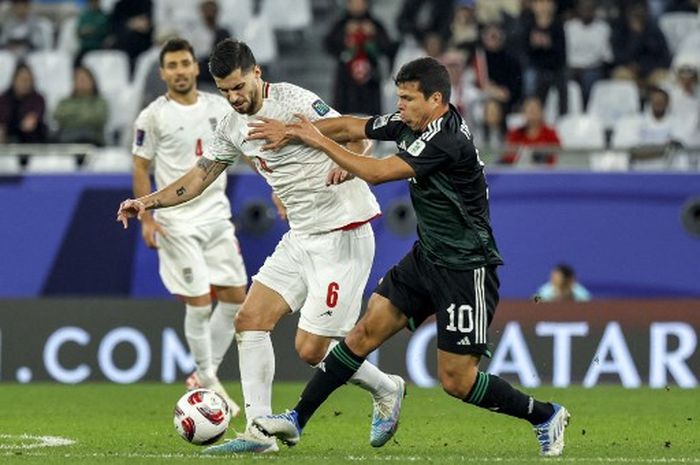 Gelandang Iran, Saeid Ezatolahi (6), berduel dengan penyerang Uni Emirat Arab, Fabio Lima, dalam laga Grup C Piala Asia 2023, Selasa (23/1/2024) di  Education City Stadium, Al-Rayyan.