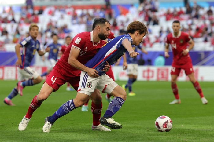 Pemain belakang timnas Indonesia, Jordi Amat memberi penjagaan kepada pemain depan Jepang, Ayase Ueda selama pertandingan sepak bola Grup D Piala Asia 2023 antara Jepang dan Indonesia di Stadion al-Thumama di Doha pada Rabu, 24 Januari 2024.