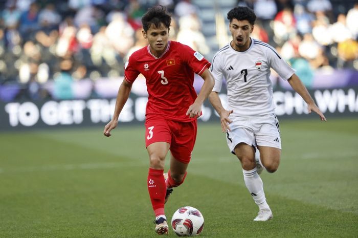 Pemain belakang Vietnam, Vo Minh Trong dijaga oleh gelandang Irak Youssef Amyn dalam grup D Piala Asia 2023 di Stadion Jassim bin Hamad, Doha pada Rabu (24/1/2024).