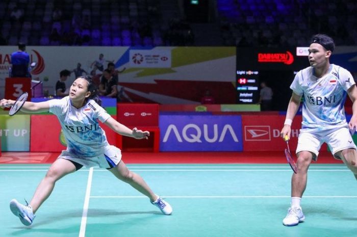 Ganda campuran Indonesia, Rinov Rivaldy/Pitha Haningtyas Mentari saat berlaga di babak 32 besar Indonesia Masters 2024 di Istora Senayan, Jakarta, Indonesia, Rabu (24/1/2024).