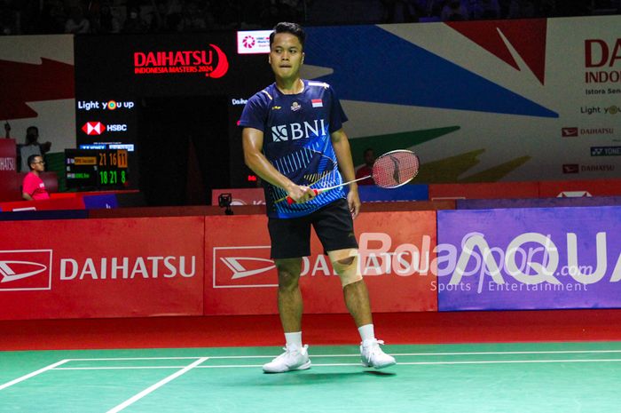 Tunggal Putra Indonesia Anthony Sinisuka Ginting saat berhadapan dengan wakil Thailand Kantaphon Wangcharoen di Istora Senayan, Jakarta (24/1/2024). 