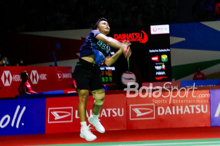 Tunggal Putra Indonesia Anthony Sinisuka Ginting saat berhadapan dengan wakil Thailand Kantaphon Wangcharoen di Istora Senayan, Jakarta (24/1/2024). 