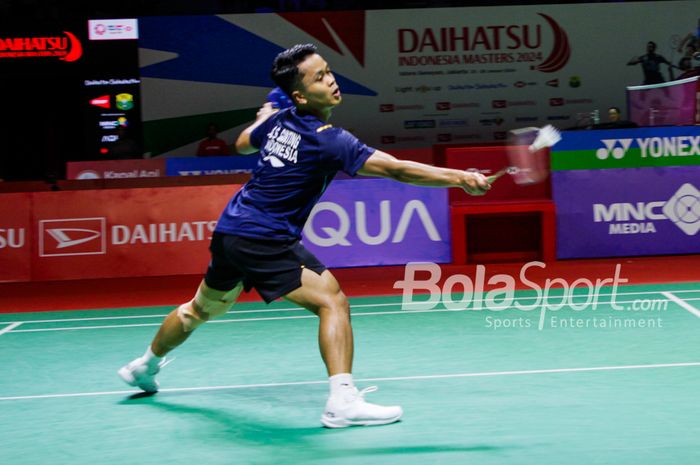 Tunggal Putra Indonesia Anthony Sinisuka Ginting saat berhadapan dengan wakil Thailand Kantaphon Wangcharoen di Istora Senayan, Jakarta (24/1/2024). 