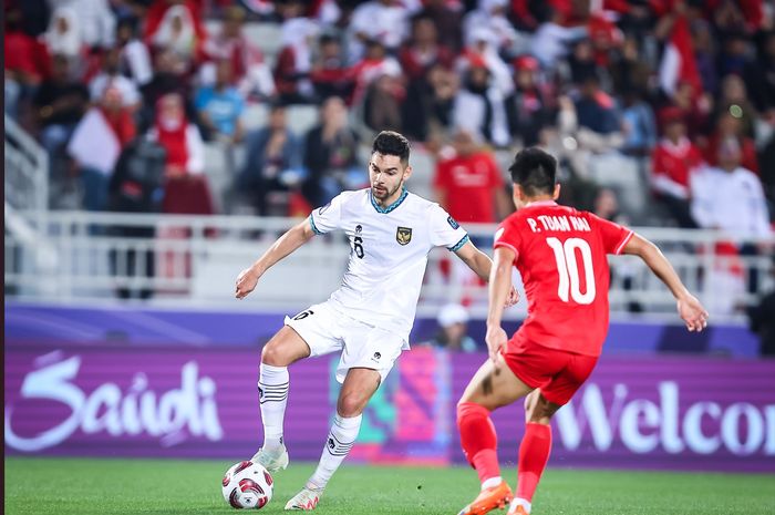 Bek timnas Indonesia, Sandy Walsh, saat coba melewati pemain Vietnam pada babak penyisihan Grup D Piala Asia 2023, Jumat (19/1/2024). 