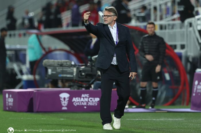 Pelatih Timnas Vietnam, Philippe Troussier, memberikan instruksi kepada pemainnya di Piala Asia 2023.