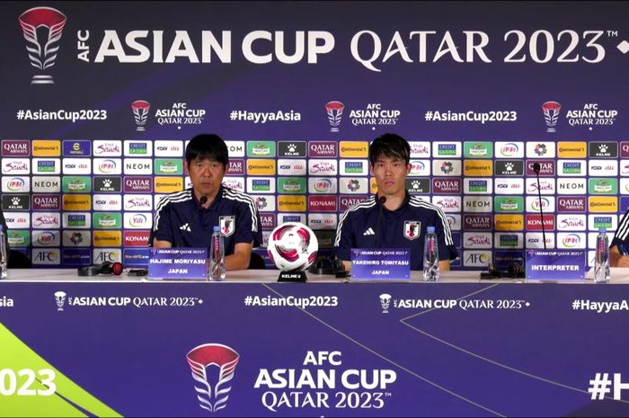 Suasana konferensi pers Jepang sebelum laga lawan Timnas Indonesia pada Selasa (23/1/2024) yang dihadiri oleh Hajime Moriyasu (dua dari kiri) dan Takehiro Tomiyasu (dua dari kanan)