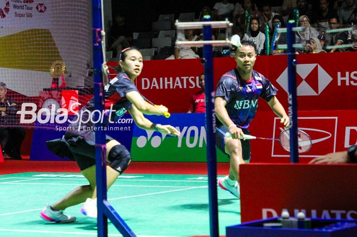 Aksi ganda campuran Indonesia, Rehan Naufal Kusharjanto/Lisa Ayu Kusumawati, (jersi biru), pada babak kedua Indonesia Masters 2024 di Istora Gelora Bung Karno, Senayan, Malaysia, 25 Januari 2024.