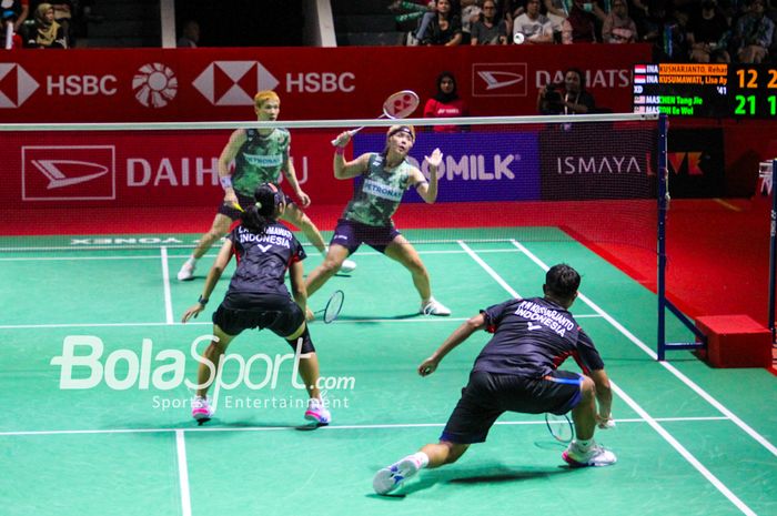 Ganda campuran Indonesia, Rehan Naufal Kusharjanto/Lisa Ayu Kusumawati (jersi biru), menghadapi Chen Tang Jie/Toh Ee Wei dari Malaysia pada babak kedua Indonesia Masters 2024 di Istora Gelora Bung Karno, Senayan, Malaysia, 25 Januari 2024.