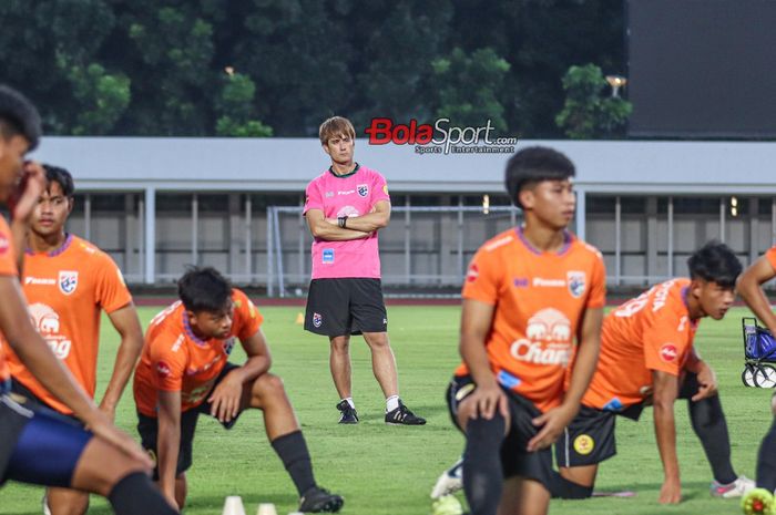 Pelatih timnas U-20 Thailand, Yuki Richard Stalph, sedang memantau para pemainnya berlatih di Stadion Madya, Senayan, Jakarta, Kamis (25/1/2024).