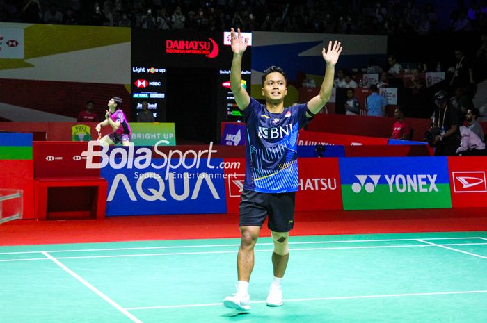 Anthony Sinisuka Ginting memberikan berselebrasi kepada penonton pada babak 16 besar Indonesia Masters 2024, di Istora Senayan, Jakarta, Indonesia, Kamis (25/1/2024).