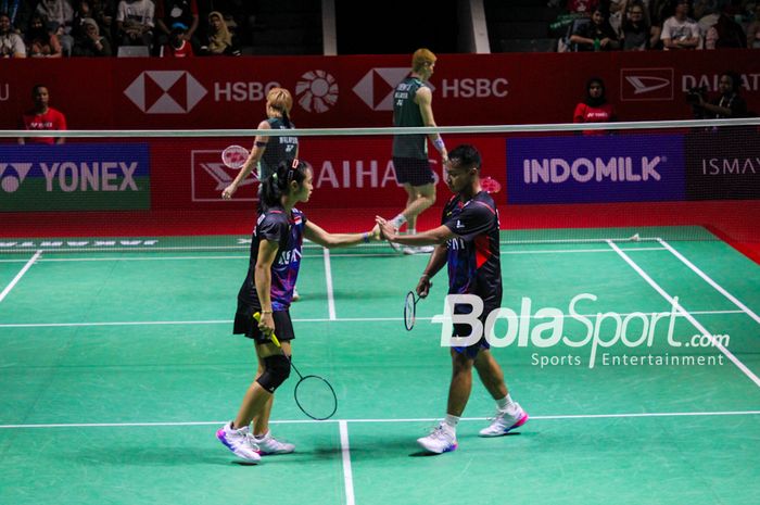 Ganda campuran Indonesia, Rehan Naufal Kusharjanto/Lisa Ayu Kusumawati, melakukan tos saat bertanding menghadapi Chen Tang Jie/Toh Ee Wei dari Malaysia pada babak kedua Indonesia Masters 2024 di Istora Gelora Bung Karno, Senayan, Jakarta, 25 Januari 2024.