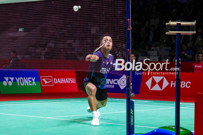 Tunggal putra Indonesia, Anthony Sinisuka Ginting saat berhadapan dengan Leong Jun Hao (Malaysia) pada babak kedua Indonesia Masters 2024 di Istora Senayan, Jakarta, Indonesia, Kamis (25/1/2024).