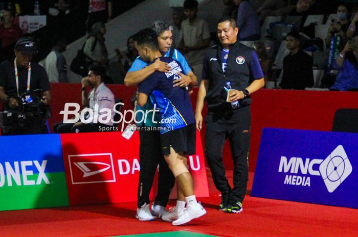 Tunggal putra Indonesia, Anthony Sinisuka Ginting berpelukan dengan sang pelatih Irwansyah setelah memenangi babak 16 besar Indonesia Masters 2024 di istora Senayan, Jakarta, Indonesia, Kamis (25/1/2024).