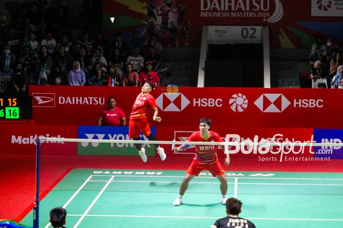 Atlet bulu tangkis ganda putra Indonesia, Leo Rolly Carnando (kiri) dan Daniel Marthin (kanan), sedang bertanding dalam laga babak 16 besar Indonesia Masters 2024 di Istora, Senayan, Jakarta, Kamis (25/1/2024).