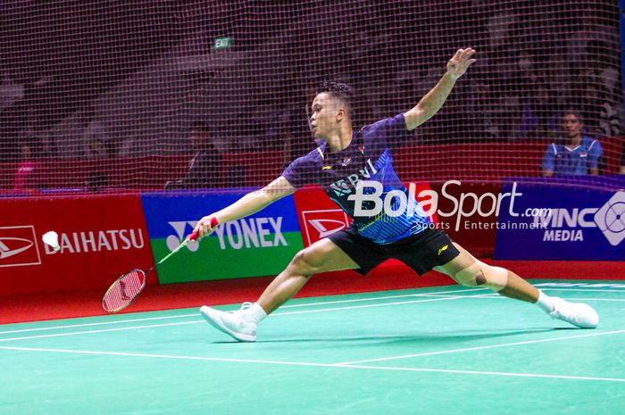 Tunggal putra Indonesia, Anthony Sinisuka Ginting beraksi saat berhadapan dengan Leong Jun Hao (Malaysia) pada babak kedua Indonesia Masters 2024 di Istora Senayan, Jakarta, Indonesia, Kamis (25/1/2024).