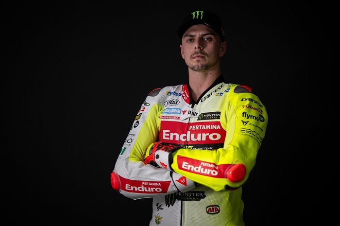 Pembalap Pertamina Enduro VR46 Racing Team, Fabio Di Giannantonio, berpose untuk peluncuran tim jelang MotoGP 2024.