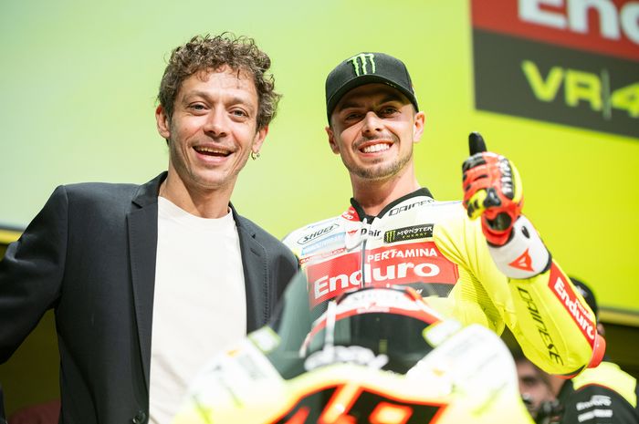 Pembalap Pertamina Enduro VR46 Racing Team, Fabio Di Giannantonio, berpose bersama pemilik tim, Valentino Rossi, dalam acara peluncuran tim jelang MotoGP 2024 di Riccione, Italia, 24 Januari 2024.