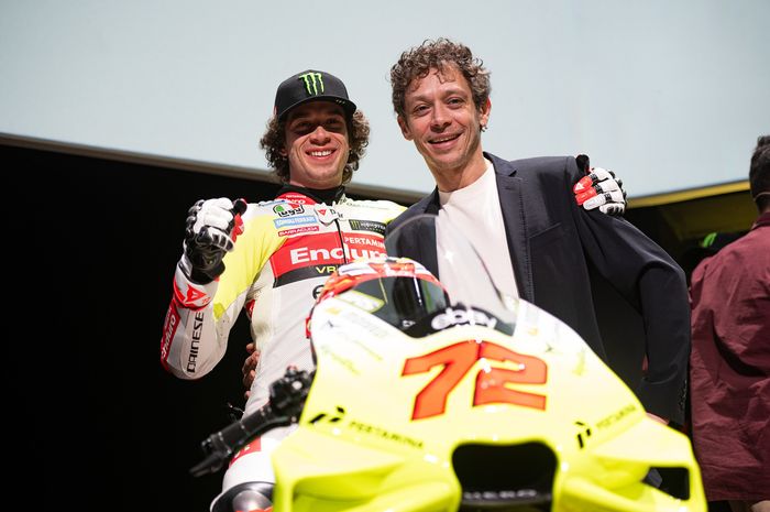 Pembalap Pertamina Enduro VR46 Racing Team, Marco Bezzecchi, berpose bersama pemilik tim, Valentino Rossi, dalam acara peluncuran tim jelang MotoGP 2024 di Riccione, Italia, 24 Januari 2024.