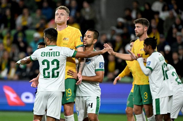 Harry Souttar (2/kiri) dari Australia dan Cameron Burgess (2/kanan) dijaga oleh bek Bangladesh selama pertandingan sepak bola Kualifikasi Piala Dunia 2026 zona Asia antara Australia Vs Bangladesh yang dimainkan di Melbourne pada 16 November 2023.