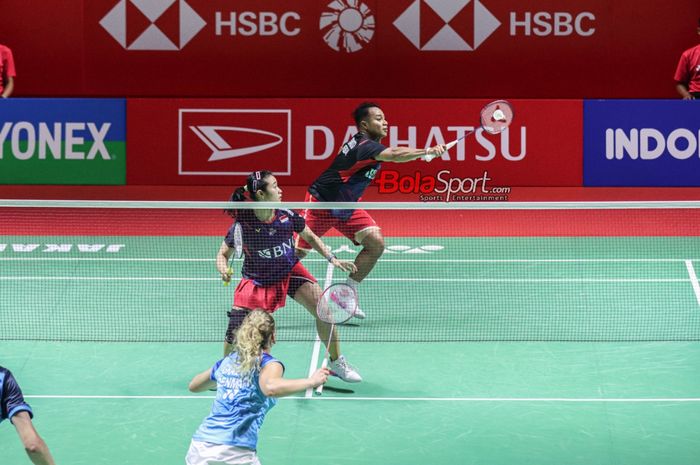 Atlet bulu tangkis ganda campuran Indonesia, Rehan Naufal Kusharjanto (kanan) dan Lisa Ayu Kusumawati (kiri), sedang bertanding dalam laga perempat final Indonesia Masters 2024 di Istora, Senayan, Jakarta, Jumat (26/1/2024).