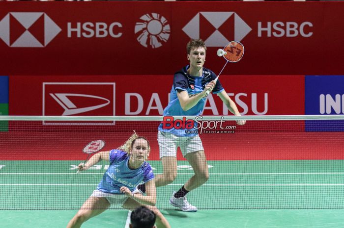 Atlet bulu tangkis ganda campuran Denmark, Jasper Toft (kanan) dan Clara Graversen (kiri), sedang bertanding dalam laga perempat final Indonesia Masters 2024 di Istora, Senayan, Jakarta, Jumat (26/1/2024).