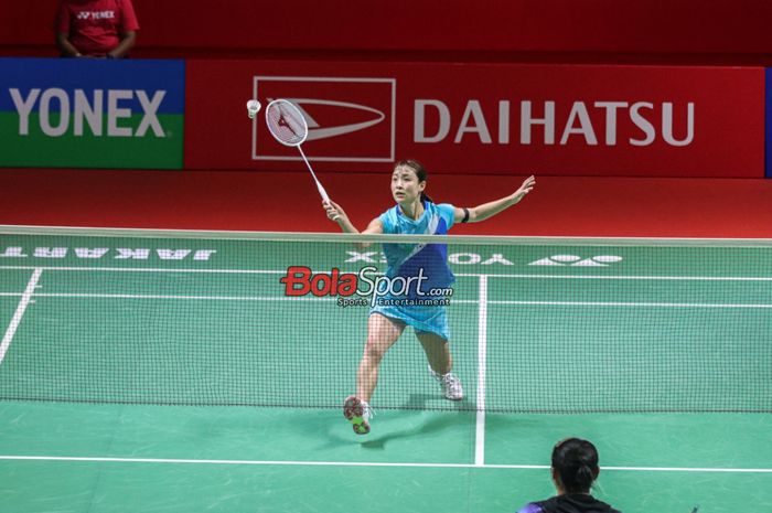 Atlet bulu tangkis tunggal putri Jepang, Nozomi Okuhara, sedang bertanding dalam laga perempat final Indonesia Masters 2024 di Istora, Senayan, Jakarta, Jumat (26/1/2024).