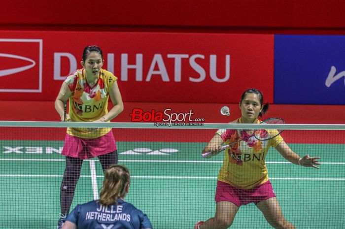 Atlet bulu tangkis ganda putri Indonesia, Lanny Tria Mayasari (kanan) dan Ribka Sugiarto (kiri), sedang bertanding dalam laga perempat final Indonesia Masters 2024 di Istora, Senayan, Jakarta, Jumat (26/1/2024).