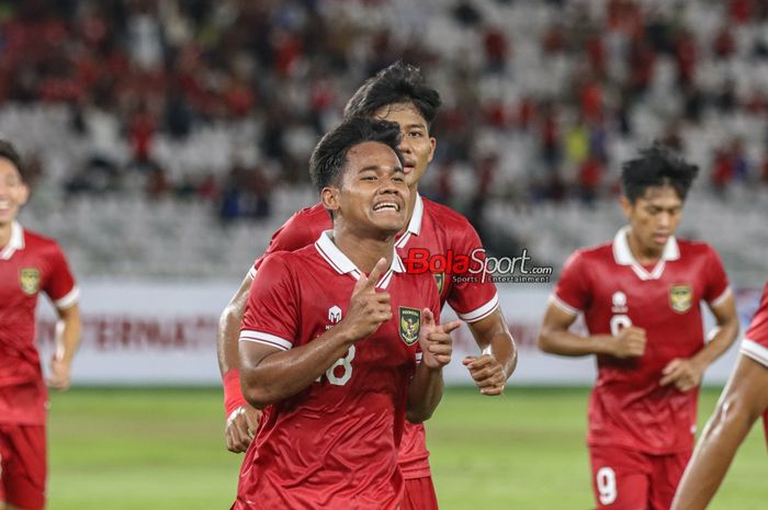 Pemain timnas U-20 Indonesia, Toni Firmansyah sedang melakukan selebrasi seusai mencetak gol dalam laga uji coba melawan timnas U-20 Thailand di Stadion Utama Gelora Bung Karno, Senayan, Jakarta, Jumat (26/1/2024). 