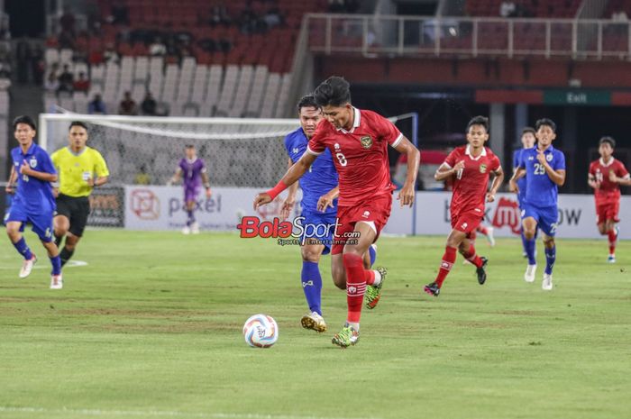 Penyerang timnas U-20 Indonesia, Arkhan Kaka Putra (kanan), sedang menguasai bola dalam laga uji coba melawan timnas U-20 Thailand di Stadion Utama Gelora Bung Karno, Senayan, Jakarta, Jumat (26/1/2024).