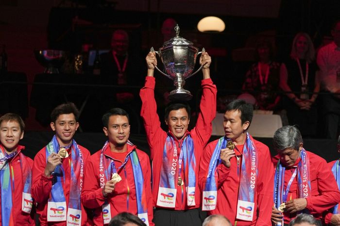 Tunggal putra Indonesia, Shesar Hiren Rhustavito, mendapat giliran mengangkat trofi dalam perayaan juara setelah final Thomas Cup 2020 di Aarhus, Denmark, 17 Oktober 2021.