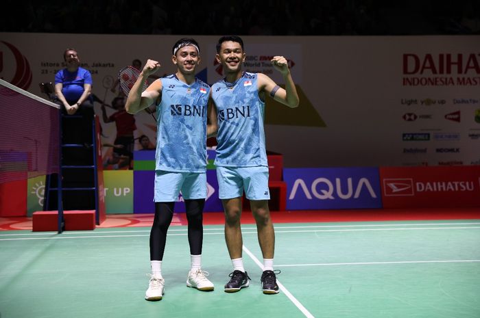 Pasangan ganda putra Indonesia, Fajar Alfian/Muhammad Rian Ardianto, berpose setelah memastikan diri ke semifinal Indonesia Masters 2024 di Istora Senayan, Jakarta, Jumat (26/1/2024).