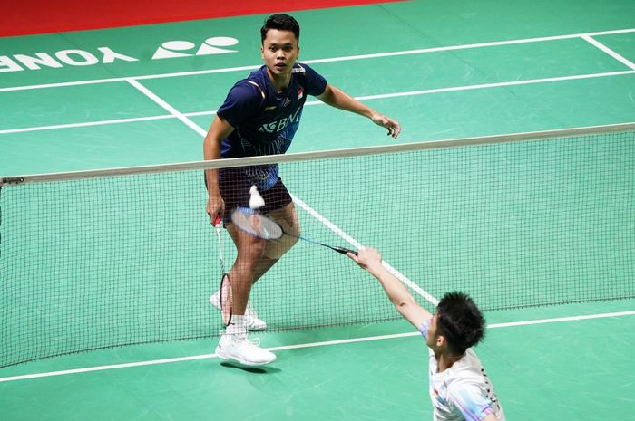 Pebulu tangkis tunggal putra Indonesia, Anthony Sinisuka Ginting, pada perempat final Indonesia Masters 2024 di Istora Senayan, Jakarta, Jumat (26/1/2024).