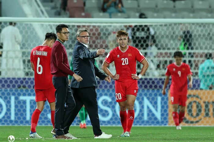 Philippe Troussier dan timnya harus menanggung akibat tersingkir di Piala Asia 2023 akibat permainan kasar yang sudah menjadi kebiasaan para pemain.